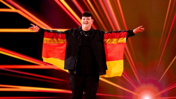 ISAAK bei der Einlauf-Parade mit der deutschen Flagge auf der ESC-Bühne in Malmö. © EBU Foto: Sarah Louise Bennett