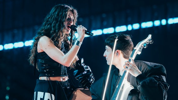 Abor & Tynna auf der Bühne für Deutschland in der St. Jakobshalle © Eurovision.tv/ EBU Foto: Sarah Louise Bennett