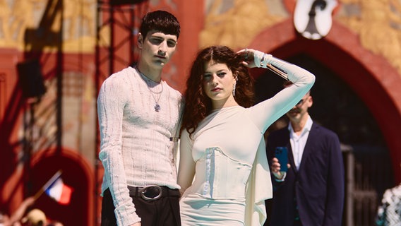 Abor & Tynna aus Deutschland auf dem türkisen Teppich in Basel © eurovision.tv Foto: Alma Bengtsson