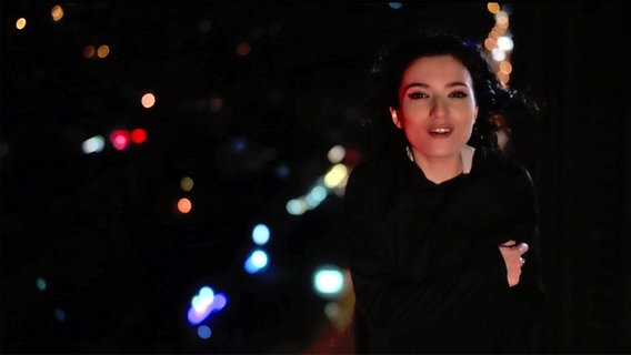 Dilara Kazımova im Video "Start A Fire".  