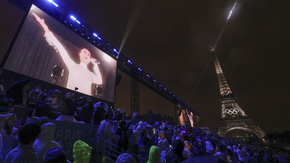 Céline Dion auf dem Eiffelturm in Paris bei der Eröffnung der Olympischen Spiele 2024. © picture alliance/dpa/Belga Foto: Benoit Doppagne