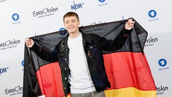Ben Dolic mit der deutschen Fahne bei der Präsentation "Unser Lied für Rotterdam". © Claudia Timmann Foto: Claudia Timmann