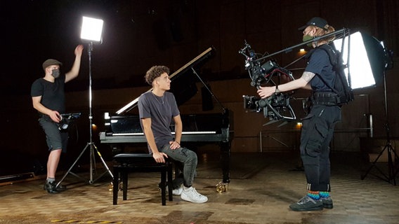 Levent Geiger (m.) beim Musikvideodreh zu "Stronger With You" in Berlin. Joshua Zonnekein (r.) ist Kameramann, Jonas (l.) setzt das Licht. Levent Geiger (m.) beim Musikvideodreh zu "Stronger With You" in Berlin. Joshua Zonnekein (r.) ist Kameramann, Jonas (l.) setzt das Licht. Foto: Kerstin Heinrichs