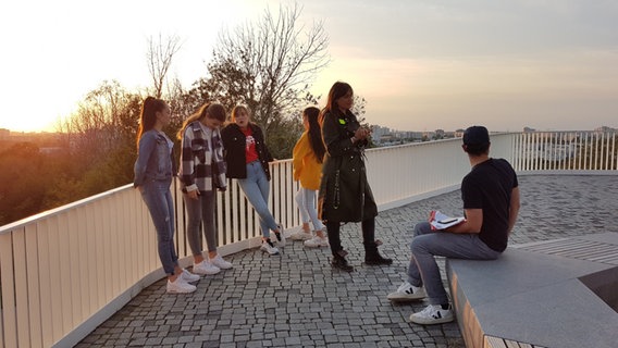 Susans Freundinnen im Berliner Sonnenuntergang beim Musikvideodreh zu "Stronger With You". Kindercoach Michele Huesmann und Regisseur Torben Hagenau warten mit ihnen. Susans Freundinnen im Berliner Sonnenuntergang beim Musikvideodreh zu "Stronger With You". Kindercoach Michele Huesmann und Regisseur Torben Hagenau warten mit ihnen. Foto: Kerstin Heinrichs
