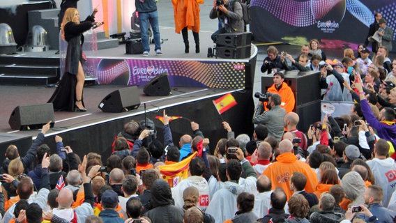 Edurne im Konzert im Eurovillage vor dem Wiener Rathaus © NDR Foto: Lisa Knittel