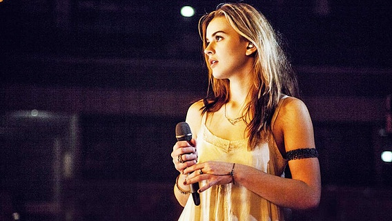 Die dänische Sängerin Emmelie de Forest mit einem Mikrofon auf einer Bühne. © ESC tv Foto: Michael Søndergaard