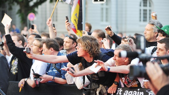 Autogrammjäger beim Empfang des Bürgermeisters in Düsseldorf anlässlich des Eurovision Song Contests © NDR Foto: Andrej Isakovic