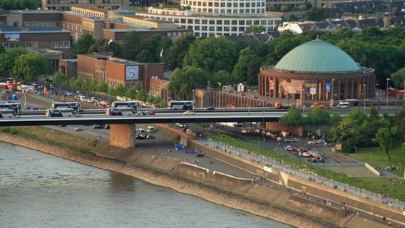 Die Busse der ESC-Delegationen parken auf der Oberkasseler Brücke vor der Düsseldorfer Tonhalle. © www.visualpursuit.de 