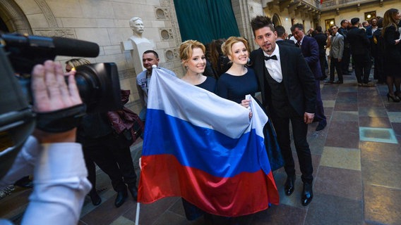 Die russische Delegation posiert vor einer Kamera. © EBU Foto: Andres Putting