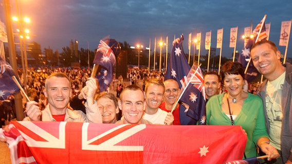 ESC-Fans aus Australien mit Australien-Fähnchen und einer großen Landesflagge. © NDR Foto: Rolf Klatt