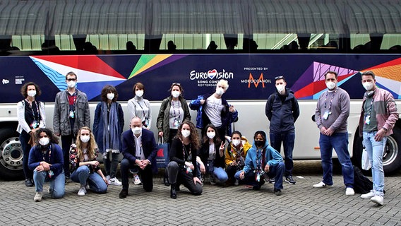 Die deutsche Delegation steht am Flughafen Schiphol vor einem ESC-Bus. © NDR 