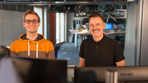 Die ESC Update Moderatoren Marcel Stober und Thomas Mohr. © NDR Foto: Niklas Kusche