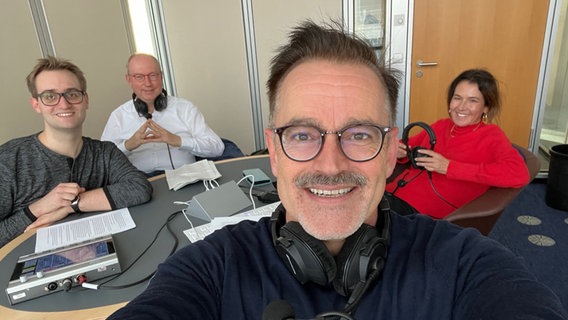 Marcel Stober, Andreas Gerling, Thomas Mohr und Alexandra Wolfslast bei der Aufzeichnung des Podcasts ESC Update. © NDR Foto: Thomas Mohr