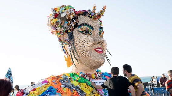 Eine Netta-Figur aus Plastikspielzeug steht am Strand.  Foto: Claudia Timmann