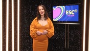 Alina Stiegler im Studio von ESC vor acht in Liverpool. © Bildergarten Entertainment Foto: Screenshot