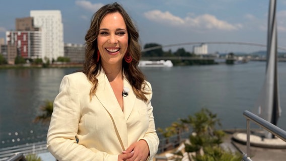 Alina Stiegler im Set von ESC vor acht 2025 in Basel. © NDR/Raab Entertainment Foto: NDR/Raab Entertainment