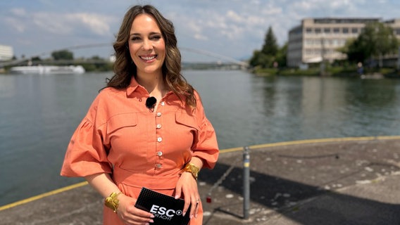 Alina Stiegler im Set von ESC vor acht 2025 in Basel. © NDR/Raab Entertainment Foto: NDR/Raab Entertainment