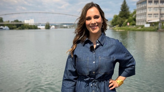 Alina Stiegler im Set von ESC vor acht 2025 in Basel. © NDR/Raab Entertainment Foto: NDR/Raab Entertainment