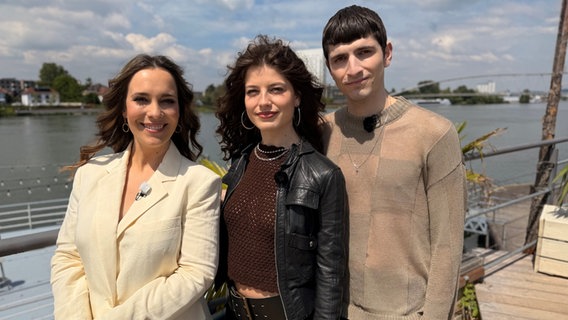 Alina Stiegler mit Tynna & Abor im Set von ESC vor acht 2025 in Basel. © NDR/Raab Entertainment Foto: NDR/Raab Entertainment