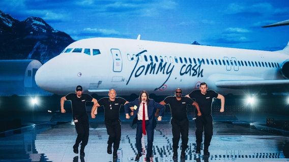 Tommy Cash auf der Bühne für Estland in der St. Jakobshalle © Eurovision.tv/ EBU Foto: Sarah Louise Bennett