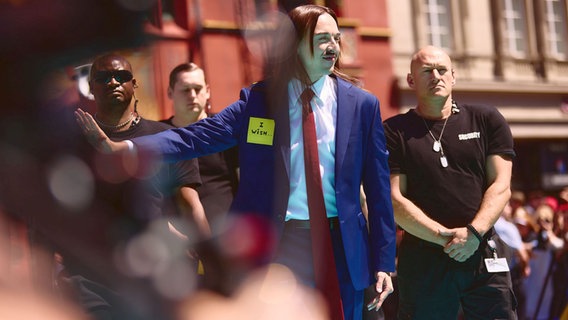 Der Este Tommy Cash auf dem türkisen Teppich in Basel © eurovision.tv Foto: Alma Bengtsson