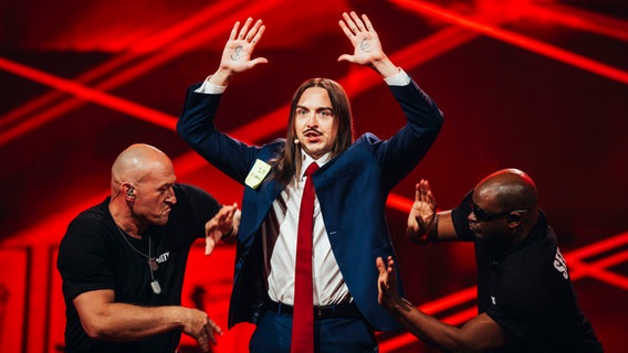 Tommy Cash auf der Bühne für Estland in Basel. © eurovision.tv/EBU Foto: Sarah Louise Bennett