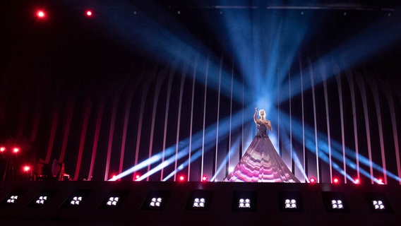 Elina Nechayeva mit "La forza" auf der Bühne in Lissabon. © eurovision.tv Foto: Andres Putting