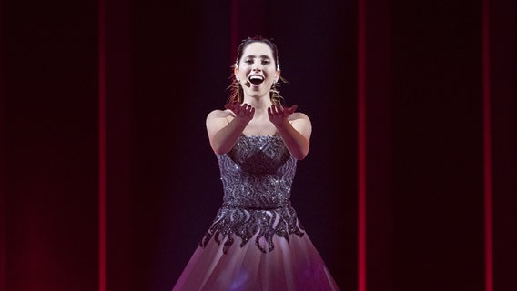 Elina Nechayeva mit "La forza" auf der Bühne in Lissabon. © eurovision.tv Foto: Andres Putting