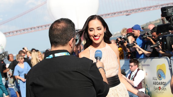 Elina Nechayeva auf dem roten Teppich in Lissabon. © NDR Foto: Rolf Klatt