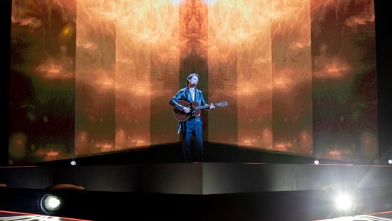 Für Estland steht Victor Crone mit "Storm" auf der ESC-Bühne in Tel Aviv 2019. © eurovision.tv Foto: Andres Putting