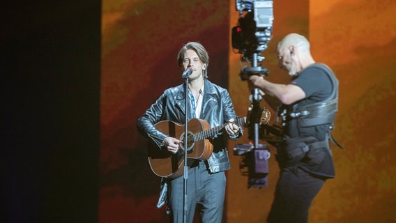 Für Estland steht Victor Crone mit "Storm" auf der ESC-Bühne in Tel Aviv 2019. © eurovision.tv Foto: Andres Putting