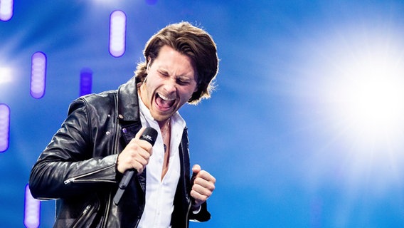 Für Estland steht Victor Crone mit "Storm" auf der ESC-Bühne. © eurovision.tv Foto: Andres Putting