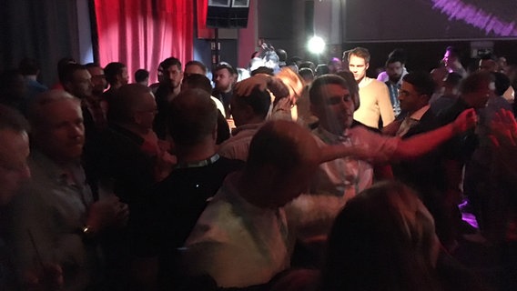 Fans auf der Tanzfläche bei der Eröffnung des Euroclubs in Lissabon 2018. Fans auf der Tanzfläche bei der Eröffnung des Euroclubs in Lissabon 2018.