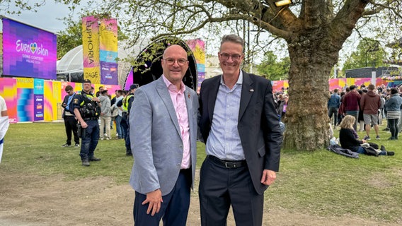 Der deutsche Honorarkonsul in Malmö Michael Leibig und der deutsche Botschafter Schweden Dr. Joachim Bertele beim Auftritt von Isaak im Eurovision Village. © NDR Foto: Margarita Ilieva