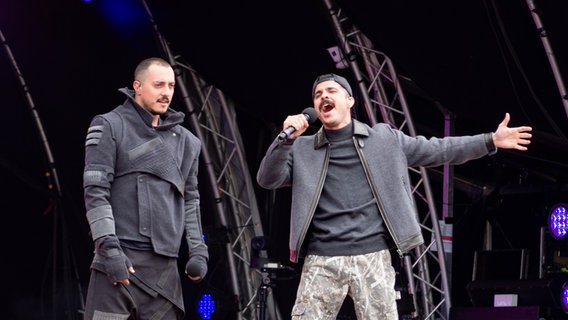 Auftritt von Fahree feat. Ilkin Dovlatov im Eurovision Village und Besuch des deutschen Botschafters in Schweden. © NDR Foto: Margarita Ilieva