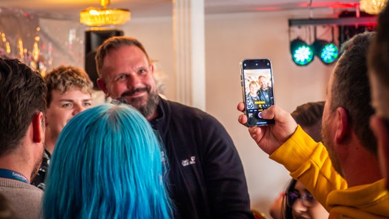 Isaak macht Bilder mit Fans nach seinem Auftriit im Euro Fan Café. © NDR Foto: Margarita Ilieva