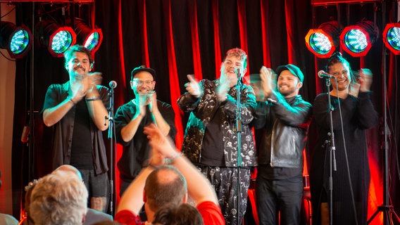 Isaak und seine Backings applaudieren nach ihrem Auftritt im Euro Fan Café. © NDR Foto: Margarita Ilieva