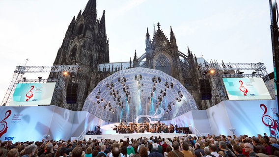 EYM 2014: Bühne und Publikum vor dem Kölner Dom © WDR Foto: Claus Langer