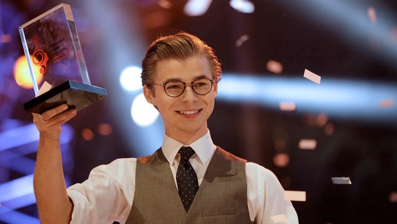 Der Gewinner des Eurovision Young Musicians 2016, Łukasz Dyczko aus Polen, mit seinem Preis. Der Gewinner des Eurovision Young Musicians 2016, Łukasz Dyczko aus Polen, mit seinem Preis. © WDR / Thomas Brill Foto: Thomas Brill