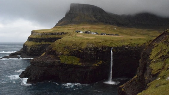 Der Múlafossur-Wasserfall in Gásadalur auf den Färöern. © NDR Foto: Daniel Kähler