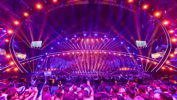 Fans in der ESC-Halle in Lissabon. © NDR Foto: Rolf Klatt