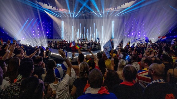Fans jubeln im Publikum beim Eurovision Song Contest 2019 in Tel Aviv. © EBU Foto: Andres Putting