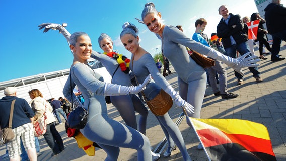 Fans vor dem Finale des Eurovision Song Contests 2011 in der Düsseldorf-Arena © NDR Foto:  Andrej Isakovic