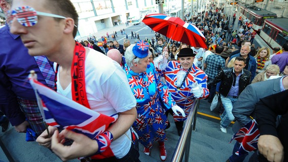 Fans vor dem Finale des Eurovision Song Contests 2011 in der Düsseldorf-Arena © NDR Foto:  Andrej Isakovic