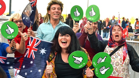 Australische ESC-Fans mit Fahnen © NDR Foto: Patricia Batlle