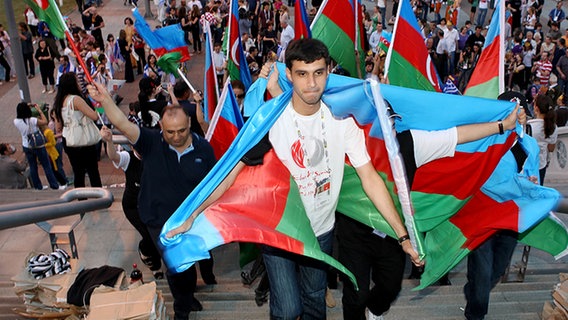Fans aus Aserbaidschan auf dem Weg in die Belgrad Arena © NDR Foto: Rolf Klatt