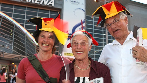 Fans aus Belgien vor der Belgrad Arena © NDR Foto: Rolf Klatt