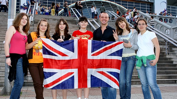 Britische Fans halten gemeinsam eine große Landesfahne © NDR Foto: Rolf Klatt