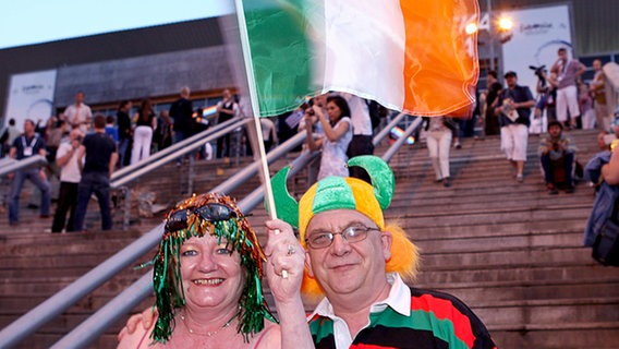 Ein irisches Paar schwenkt die Landesfahne © NDR Foto: Rolf Klatt