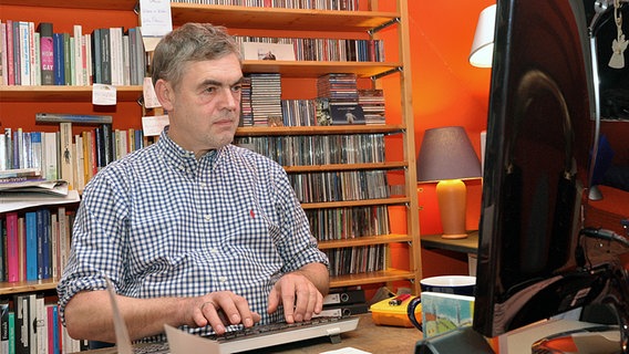 ESC-Experte Jan Feddersen sitzt in seinem Arbeitszimmer vor dem Computer. © NDR Foto: Nicole Janke